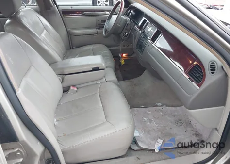 2005 Lincoln Town Car Signature Limited из США, поврежденный, VIN 1LNHM82W45Y625965